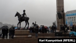 Монумент Независимости в Алматы. 16 декабря 2013 года.