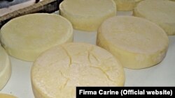 Vlasnik kompanije Carine Čedomir Popović u izjavi za RSE demantuje da u Plužinama (na fotografiji proizvodnja sira u Plužinama) nijesu uradili ono za šta su dobili novac