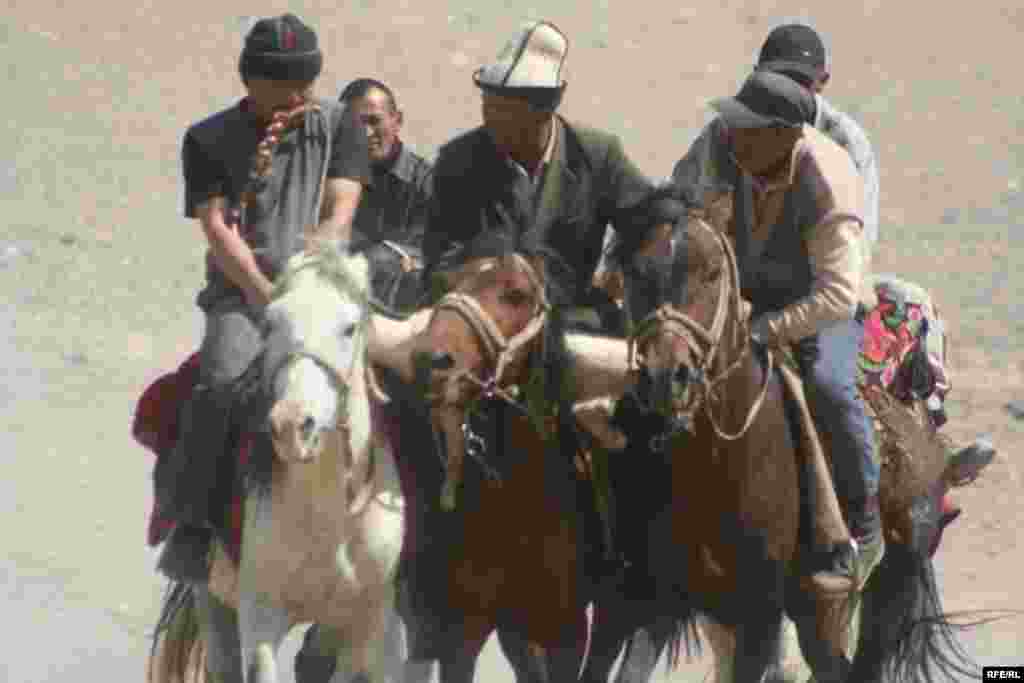 Биринчи айлампадан кийин аттардын абалы текшерилип, экинчи турга кое берилди. - Tajikistan - Murgab, Gorno Badakhshan, Horse Festival 19July2009