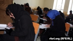 آرشیف - برگزاری امتحان کانکور در کابل. عکس جنبه تزئینی دارد