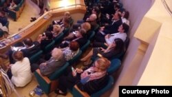 Asistența e mai interesată de telefoanele mobile decât de discuții