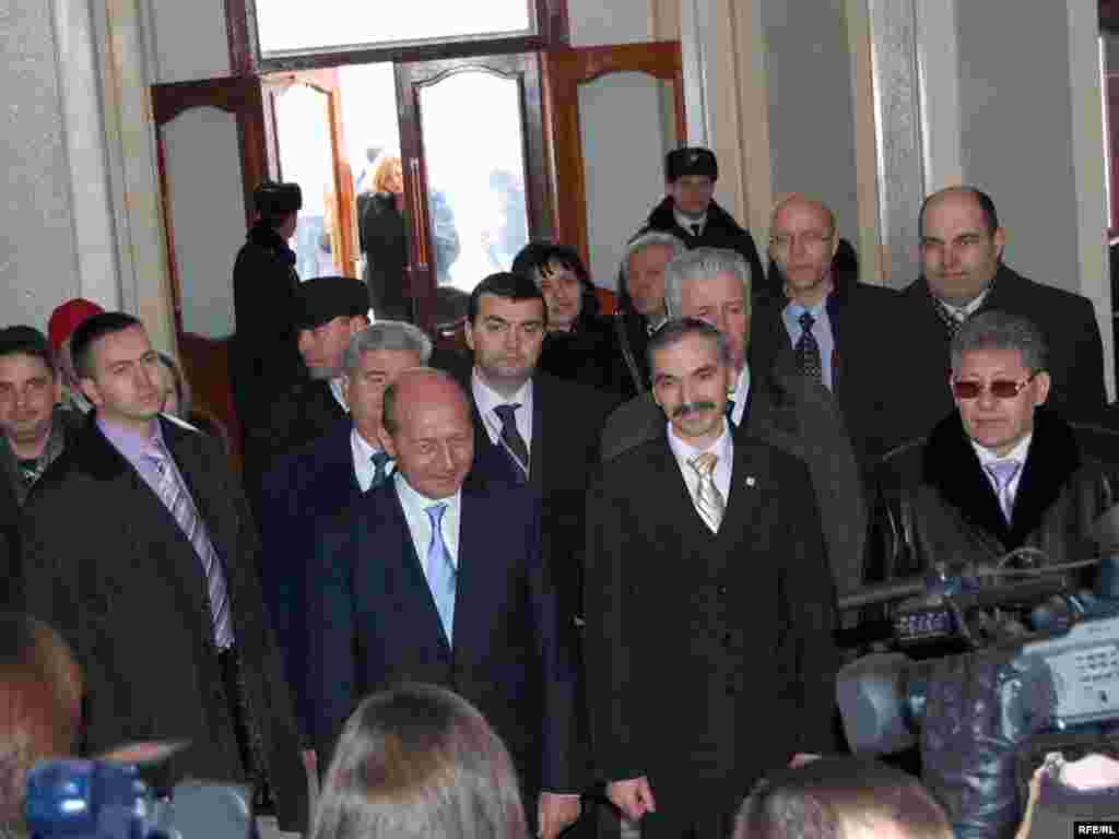 Preşedintele Băsescu soseşte la universitatea Bogdan Petriceicu Haşdeu din Cahul