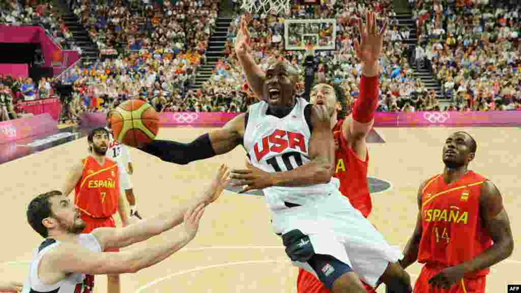 Кобе Брайант стал олимпийским чемпионом по баскетболу в составе сборной США. В финале турнира американцы обыграли испанцев.
