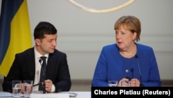 German Chancellor Angela Merkel and Ukrainian President Volodymyr Zelenskiy (file photo)