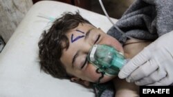 
Një fëmijë sirian trajtohet në spital, pas një sulmi të dyshuar kimik në Saraqib, Idlib. Foto nga arkivi
