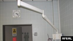 Простаивающее медицинское оборудование в больнице города Тараза. Ноябрь 2008 года.