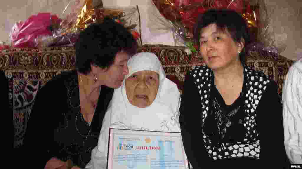  27 марта 2009 года Сахан Досова в зените своей мировой славы справила 130-летие. 