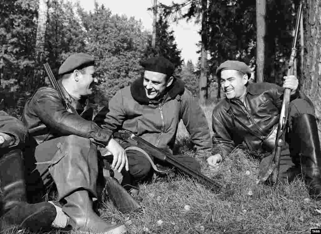 Гагарин және оның әріптестері Владимир Комаров, Андриан Николаев аң аулап жүр. Қазан айы, 1964 жыл.&nbsp; &nbsp;