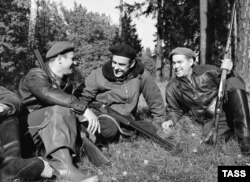 Cosmonauții sovietici Yuri Gagarin, Vladimir Komarov, și Andrian Nikolaiev în 1964