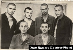 Ридван Гафаров (сидит слева) с группой политзаключенных крымских татар, среди которых Мустафа Джемилев (2-й слева во 2-м ряду). УзССР, СССР, сентябрь 1967 года
