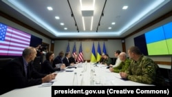 Міністр оборони США Ллойд Остін, держсекретар США Ентоні Блінкен під час зустрічі з представниками української влади в Києві, 24 квітня 2022 року 