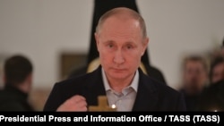 Владимир Путин в православном храме. Иллюстративная фотография