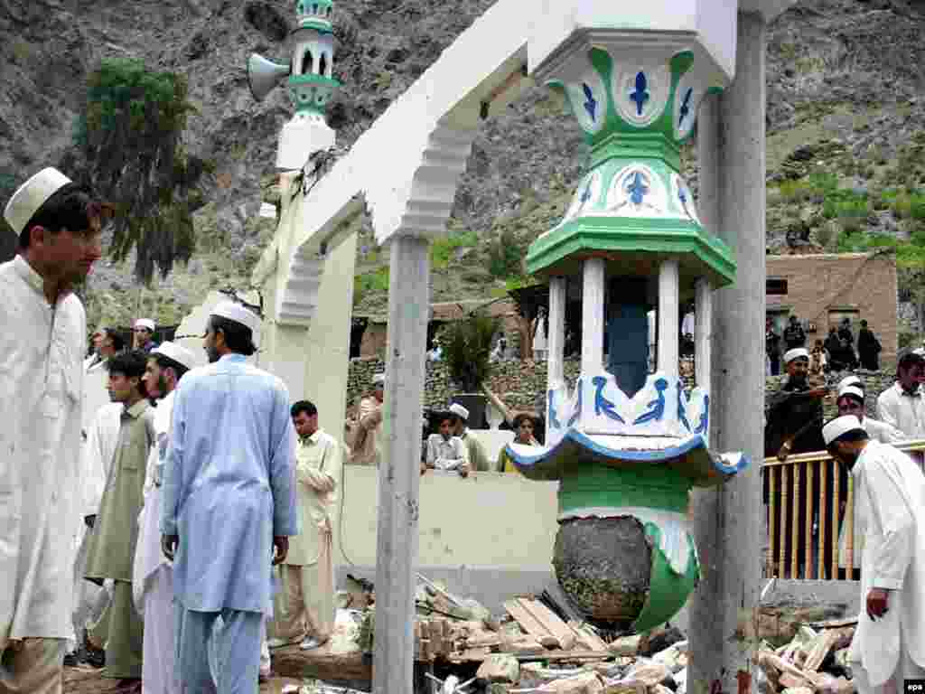 Pakistan - Srušena džamija - Bombaš samoubojica srušio je džamiju u gradu Jamurd u Pakistanu. Ubijeno je najmanje 45 ljudi a više od 100 ranjeno.