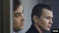 Предполагаемые российские военнослужащие Александр Александров (справа) и Евгений Ерофеев в суде. Киев, 29 декабря 2015 года.