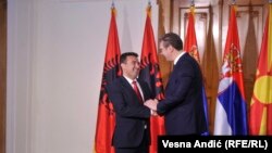 Kryeministri i Maqedonisë së Veriut, Zoran Zaev dhe presidenti i Serbisë, Aleksandar Vuçiq. 