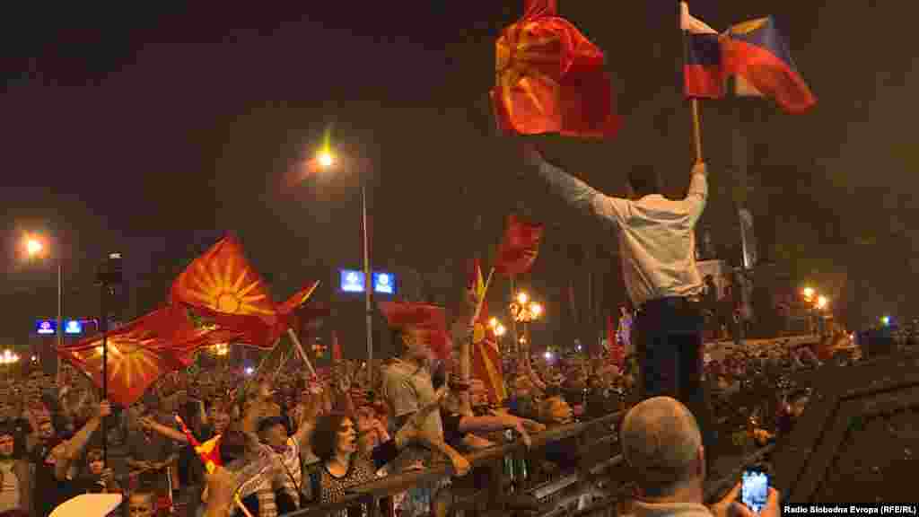 МАКЕДОНИЈА - Прашањето за тоа кој ги организира протестите го поттикна појавувањето на Јанко Бачев од про-руската партија Единствена Македонија кој го вееше знамето на руската федерација, заедно со знамето со сонцето со шеснаесет краци од Кутлеш. Од Руската амбасада во Скопје велат дека тие никому не дале дозвола за користење на нивното знаме, но и дека не можат да контролираат кој и каде ќе ги употребува нивните симболи.