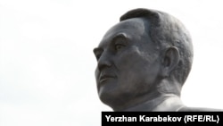 Назарбаев және оған ұқсайтын ескерткіштер