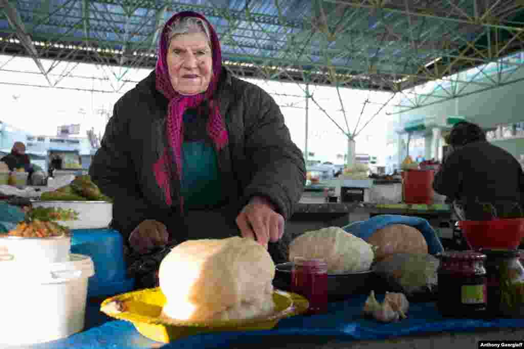 O vânzătoare din piața principală de la Tiraspol.