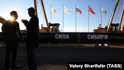 Us Xatın kəndi yaxınlığında "Sibirin gücü" magistral qaz kəmərinin birinci hissəsinin birləşdirilməsi mərasimi. 2014