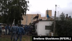 Үйін бұзуға қарсы шыққан тұрғындарды полиция ұстап жатыр. Астана, 15 тамыз 2014 жыл.