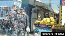 Полиция на рынке Керчи, апрель 2020 года