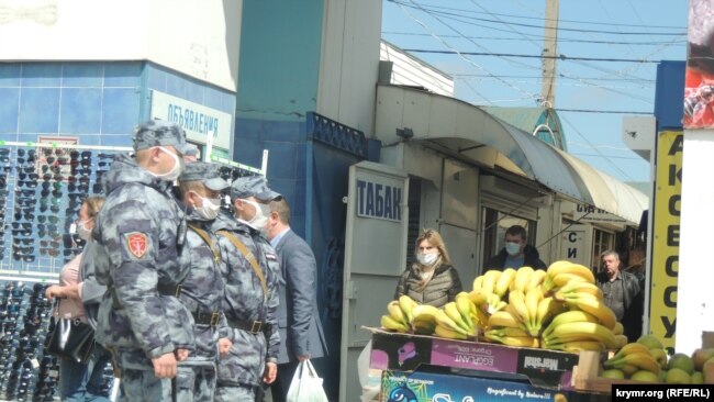Полиция на центральном рынке в Керчи, 14 апреля 2020 года