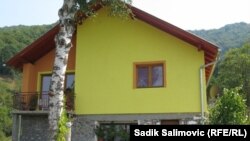 Nova kuća Nezire Sulejmanović iz sela Đogazi blizu Srebrenice, 30. avgust 2011.