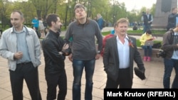Олександр Петрунько (крайній праворуч), Гоша Тарасевич (другий праворуч) та інші активісти SERB на опозиційній акції в пам’ять про події на Болотній площі, Москва 6 травня 2016 року