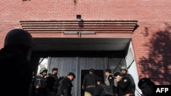 په پېښور کې پولیس سرتېري د یوې تاڼې مخې ته ورغونډ شوي دي - انځور له ارشیفه.