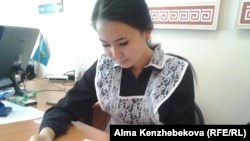 Выпускница 12-го класса Назым Тажибек. Алматы, 20 мая 2015 года.