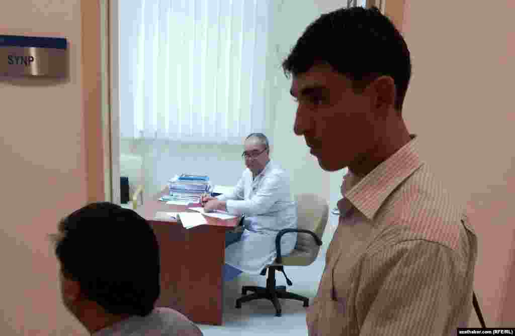 Hassalar lukmanyň otagynyň öňünden geçip barýarlar