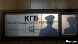 Световая инсталляция видно в приемной штаб-квартиры бывшего Комитета государственной безопасности (КГБ) в Риге. 29 апреля 2014 года.