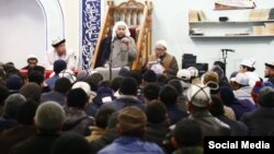 Сауд Арабстандан келген доктор Муса Шариф дарс окууда.