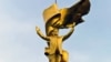 Золотая статуя Ниязова вернулась, но на окраину Ашгабата