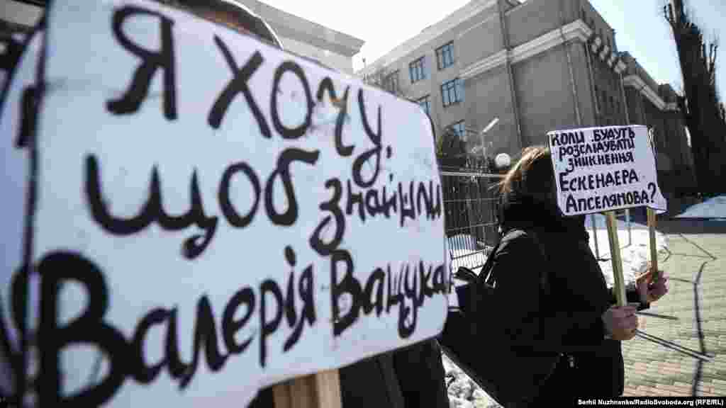 Активисты и правозащитники требуют от властей России расследовать эти дела и найти пропавших в Крыму граждан Украины