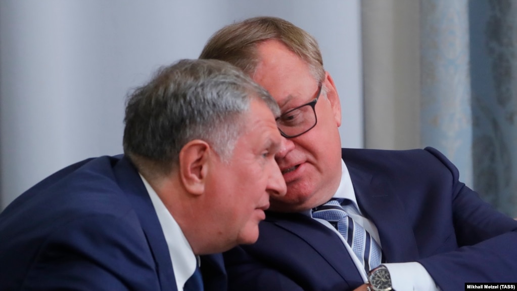 Главы "Роснефти" Игорь Сечин (слева) и банка ВТБ Андрей Костин (справа)