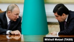 Russiýanyň prezidenti Wladimir Putin (çepde) we Türkmenistanyň eks-prezidenti Gurbanguly Berdimuhamedow. Arhiwden alnan surat.