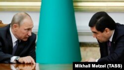 Russiýanyň prezidenti Wladimir Putin (çepde) we türkmen prezidenti Gurbanguly Berdimuhamedow. 2017 ý.