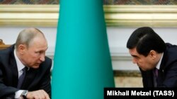 Orsýetiň prezidenti Wladimir Putin (ç) we Türkmenistanyň prezidenti Gurbanguly Berdimuhamedow (s), Aşgabat, 2-nji oktýabr, 2017