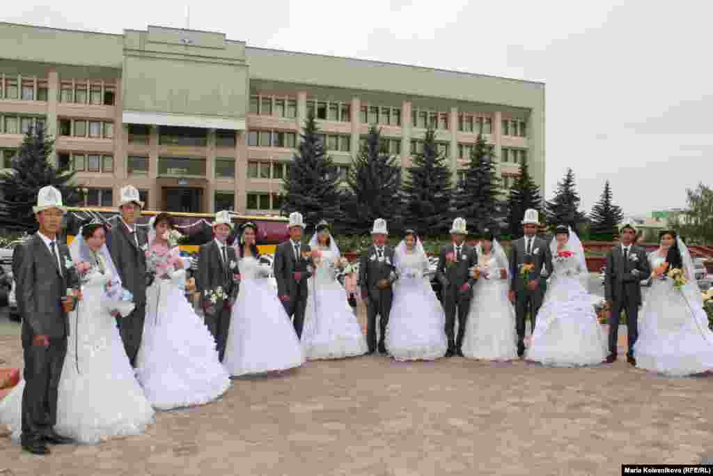 Brides and grooms participate in a mass wedding in Karakol, Kyrgyzstan. (RFE/RL/Maria Kolesnikova)