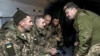 Президент Украины Пётр Порошенко беседует с освобожденными из плена украинцами
