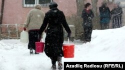 Решение проблем с водой во время снегопада в Баку, 10 февраля 2011