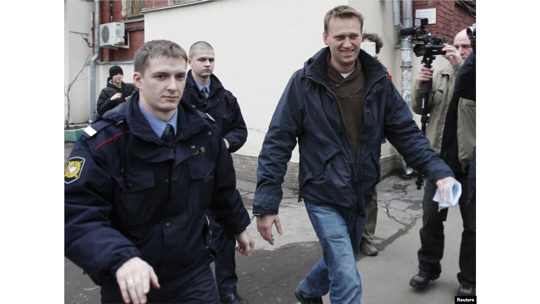 Блогер Алексей Навальный идет в суд, на слушание по своему делу. Москва, 7 декабря 2011 года.