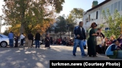 Türkmenistandaky daşary ýurt ilçihanalarynyň biriniň öňünde wiza almak üçin nobatynyň ýetmegine garaşýan raýatlar (Arhiwden alnan illýustrasiýa suraty)