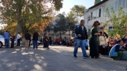 Türkmenistandaky daşary ýurt ilçihanalarynyň biriniň öňünde wiza almak üçin nobatynyň ýetmegine garaşýan raýatlar (Arhiwden alnan illýustrasiýa suraty)