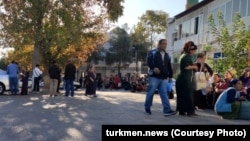 Türkmenistandaky daşary ýurt ilçihanalarynyň biriniň öňünde wiza almak üçin nobatynyň ýetmegine garaşýan raýatlar (Arhiwden alnan illýustrasiýa suraty)