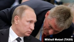 Президент России Владимир Путин и его пресс-секретарь Дмитрий Песков