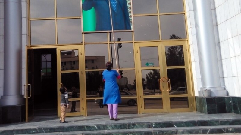 Türkmenbaşynyň desgalarynda prezidentiň portretini we şygaryny asmak işleri batlandy