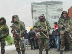 Кыргызские пограничники на кыргызско-таджикской границе.