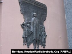 Мэмарыяльная дошка Янушу Корчаку і загілым дзецям у Кіеве. Ва ўкраінскай сталіцы Корчак працаваў у дзіцячых прытулках, дапамагаў ратаваць дзяцей-уцекачоў і завяршаў сваю галоўную пэдагагічную працу «Як любіць дзіця»